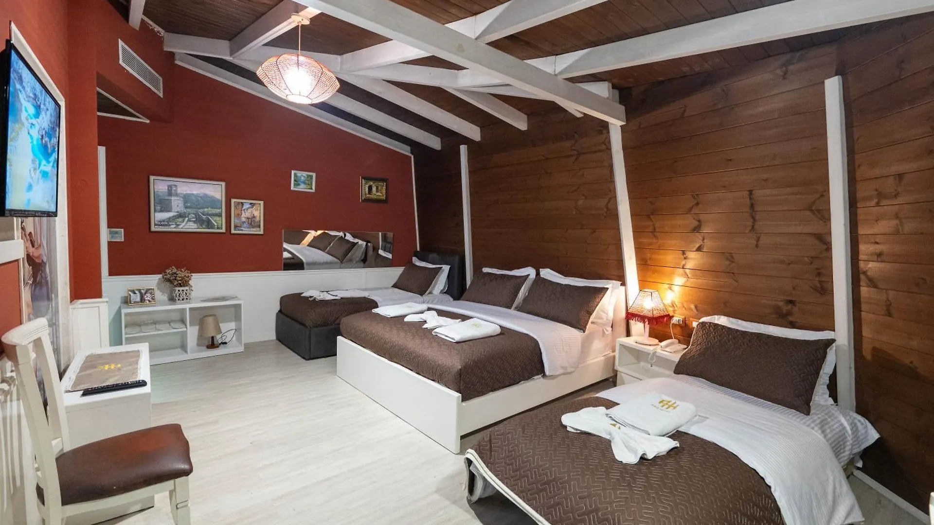 Hotel Aria Tirana 3*,